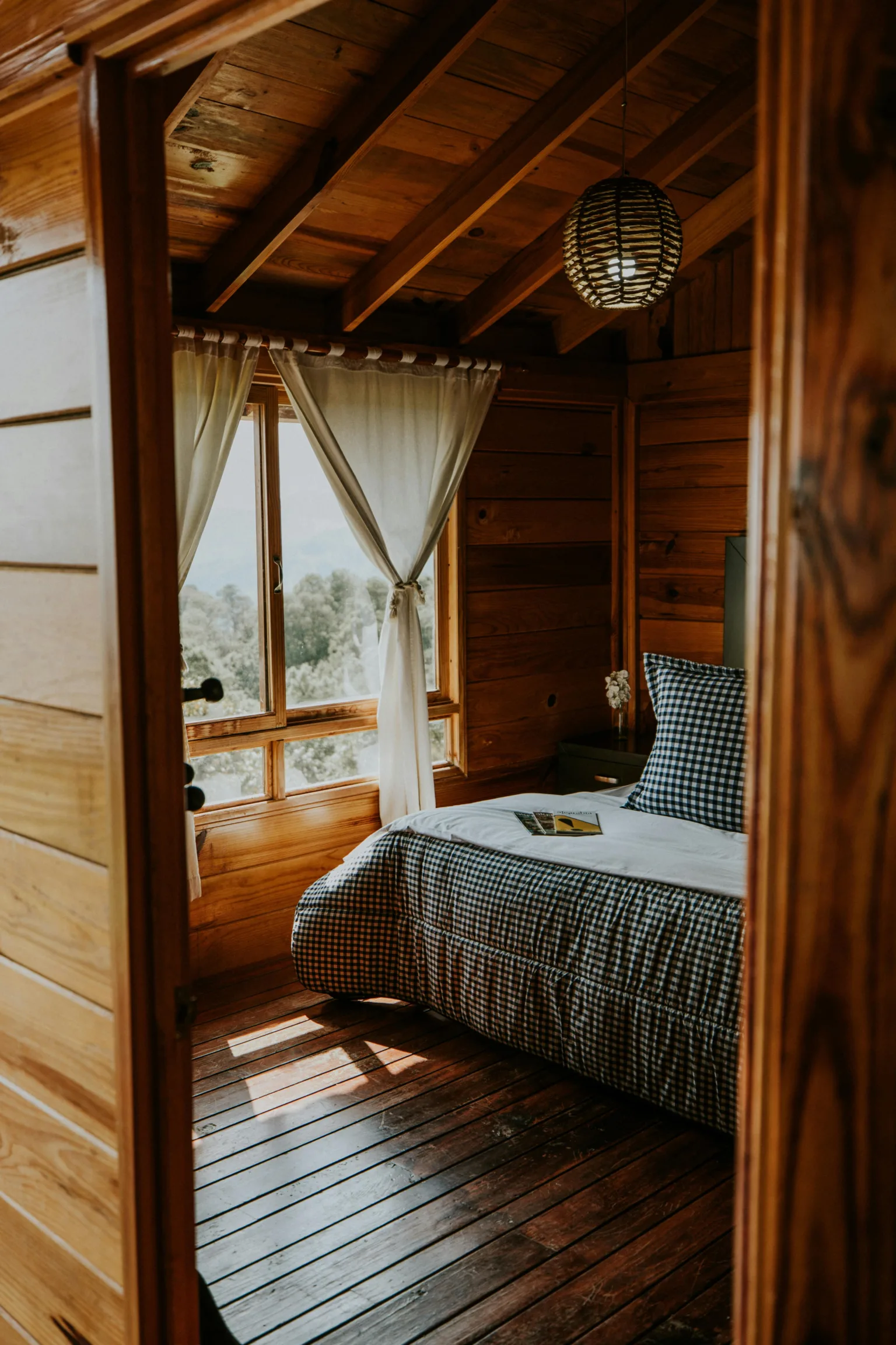 Chalet en bois illustrant l'isolation thermique naturelle et l'efficacité énergétique