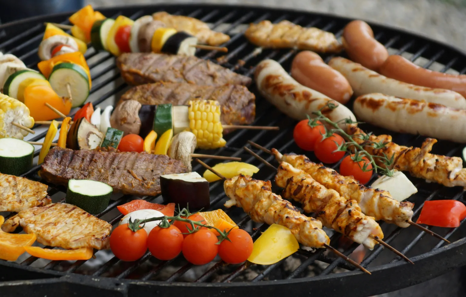 Barbecue Weber Spirit 2 en plein fonctionnement avec des grillades savoureuses