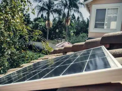 panneaux solaires dans le jardin