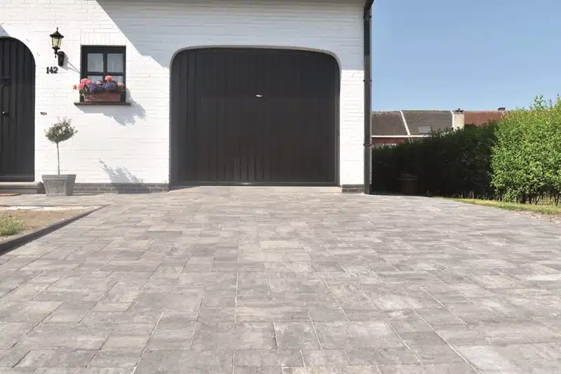 Moderniser son allée de garage avec des pavés tendances et astuces