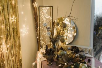 Décorations dorées élégantes pour un événement festif