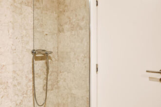 Pourquoi opter pour une paroi de douche à l'italienne en verre ?