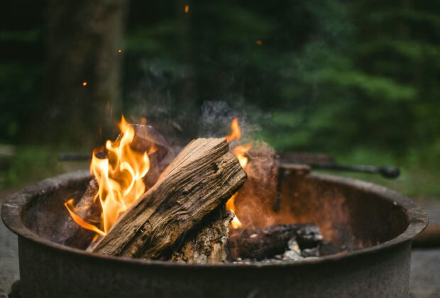 feu de bois en extérieur
