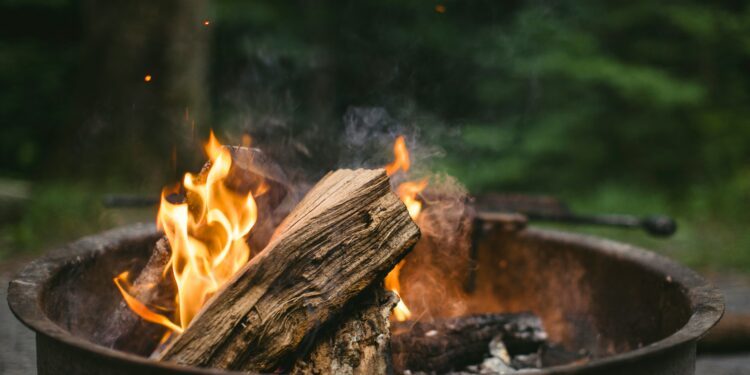 feu de bois en extérieur