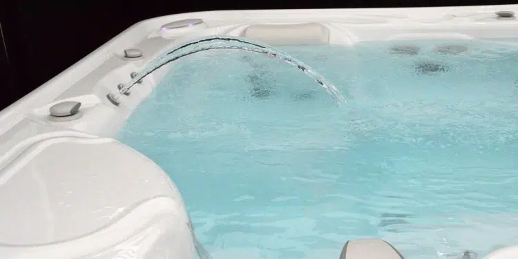 Se prélasser dans un jacuzzi avec trois places