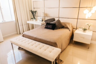 Tête de lit sur mesure : élégance et style pour votre intérieur