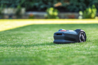 Tondeuse robot : comment choisir le bon modèle pour votre jardin ?