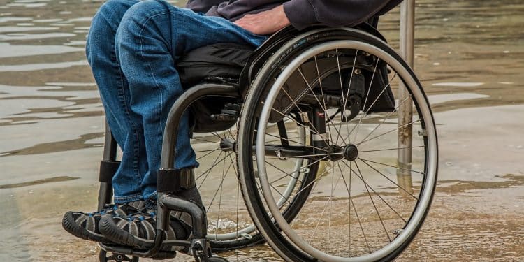 Un ascenseur dédié à l'extérieur pour accéder à l'étage