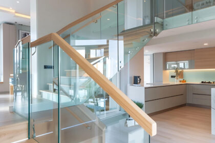 Verre et sécurité : les bonnes pratiques pour installer un garde-corps avec pinces à verre